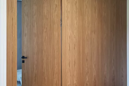 Eleganckie drewniane drzwi bezprzylgowe