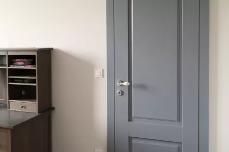 Szare drzwi przylgowe w stylu klasycznym